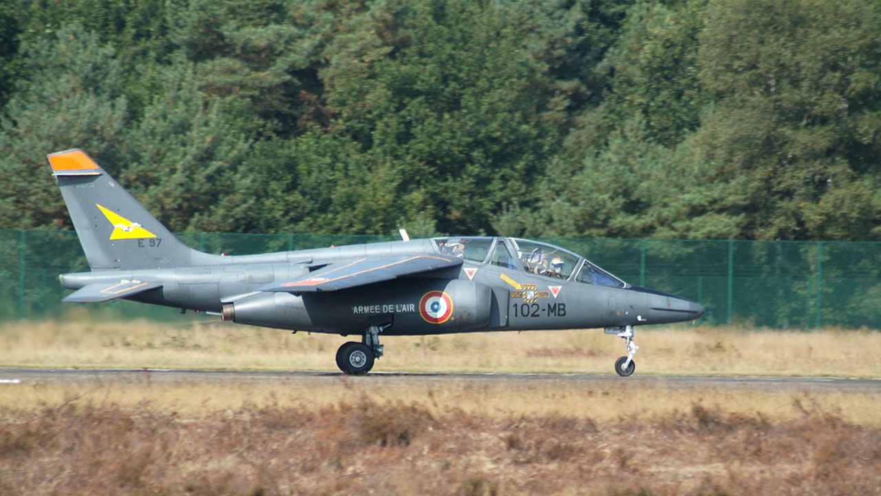 Des Alphajets dans le ciel caladois en hommage à Jean Sauvage