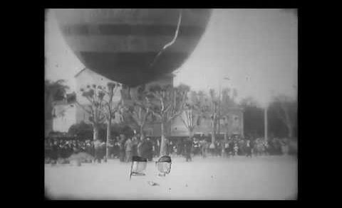 Décollage d'un ballon place du promenoir à Villefranche en 1932