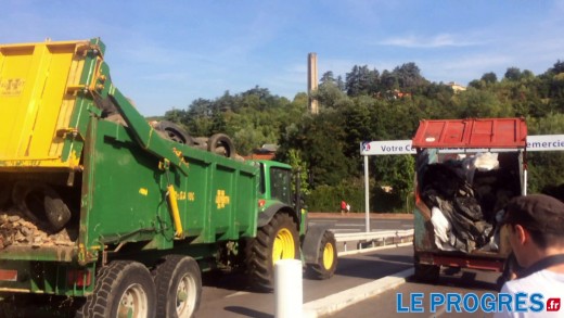 Villefranche-sur-Saône : action des agriculteurs sur le parking de Leclerc